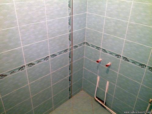 Работы по укладке плитки.
